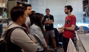 Marcel explicant als alumnes el funcionament del laboratori 