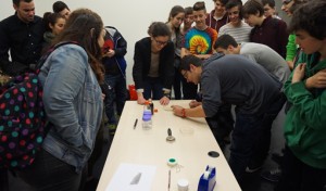 Alumnes durant l'activitat pregunta a un futur nanotecnòleg. Fotografía: Festival de la Nanociència i la Nanotecnologia